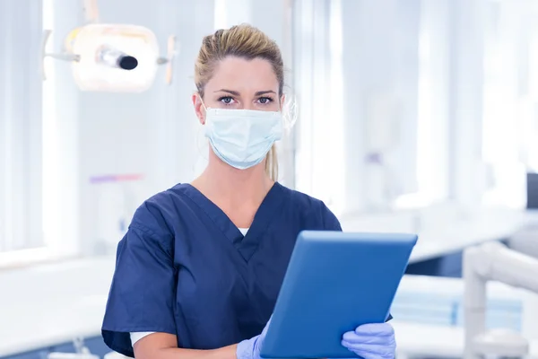 Dentist in mask using her tablet — Stock Photo, Image