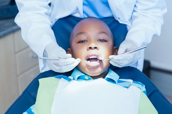 Close up de menino ter seus dentes examinados — Fotografia de Stock