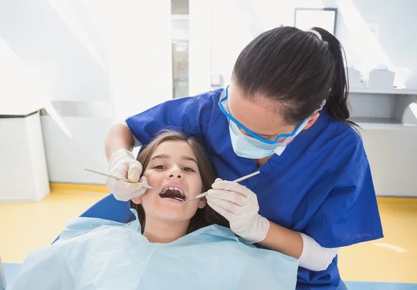 Dentist using dental explorer and angled mirror — Stock Photo, Image