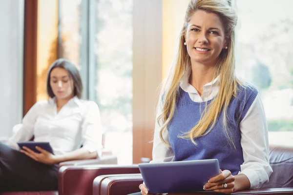 Smilende forretningskolleger med digital tablet - Stock-foto