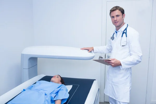 Patient is lying on the x-ray machine — Stock Photo, Image