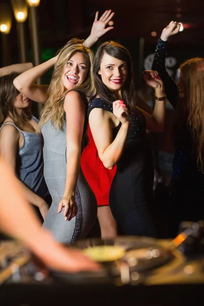 Happy friends dancing by the dj booth — Stock Photo, Image