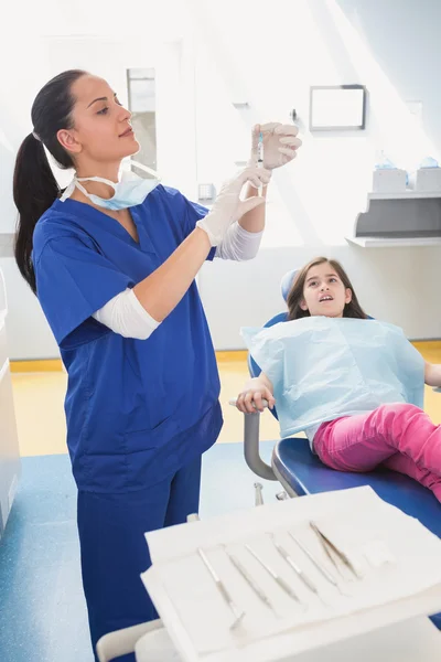 小児の歯科医が注射の準備 — ストック写真
