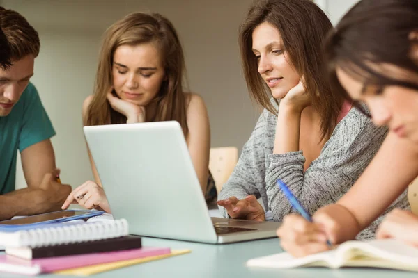 Χαμόγελο φίλοι κάθονται μελετώντας και χρησιμοποιώντας φορητό υπολογιστή — Φωτογραφία Αρχείου