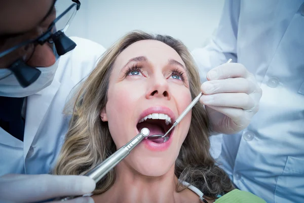 Primer plano de la mujer que tiene sus dientes examinados — Foto de Stock