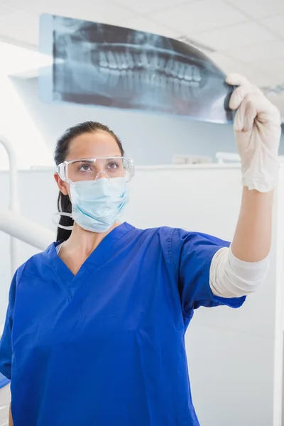 Dentista con máscara quirúrgica — Foto de Stock