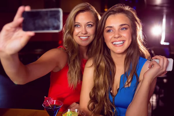 Belle amiche che si fanno un selfie — Foto Stock