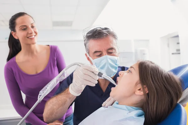 Dentiste examinant un jeune patient — Photo