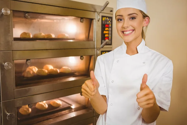 Baker glimlachen op camera naast oven — Stockfoto