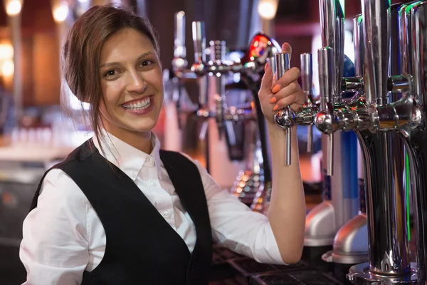 Glückliche Bardame lächelt in die Kamera — Stockfoto