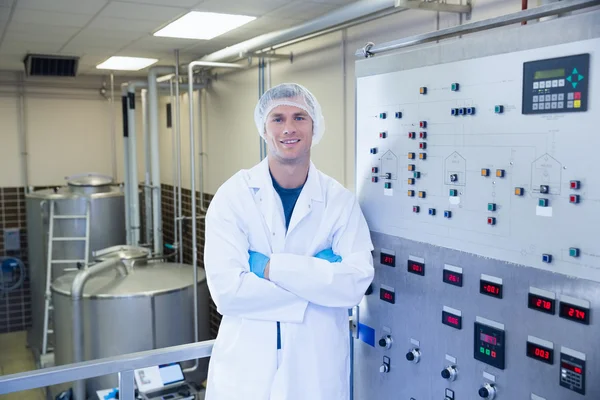 Portret uśmiechający się naukowiec z rękami skrzyżowanymi — Zdjęcie stockowe