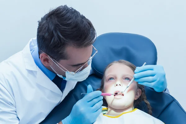 Dentista masculino examinando dentes meninas — Fotografia de Stock