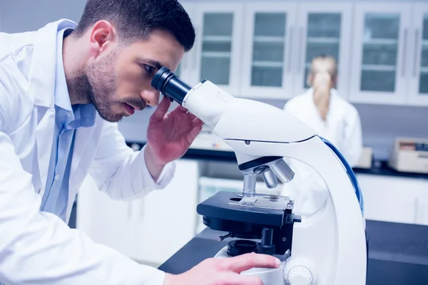 Estudiante de ciencias trabajando con microscopio en el laboratorio — Foto de Stock