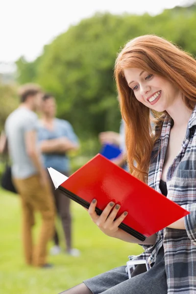 Schöne Studentin studiert draußen auf dem Campus — Stockfoto