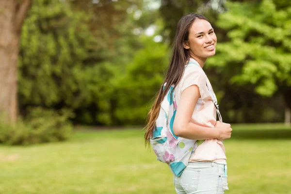 Портрет улыбающегося студента с плечевой сумкой — стоковое фото