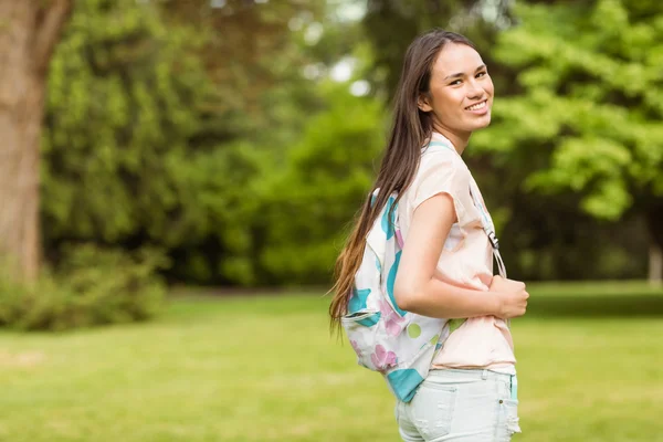 Porträtt av leende student med en axelväska — Stockfoto