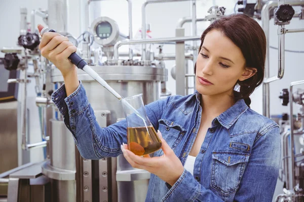 Scienziato che prepara un esperimento con pipetta e becher — Foto Stock