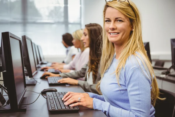 Счастливая женщина в компьютерной комнате — стоковое фото