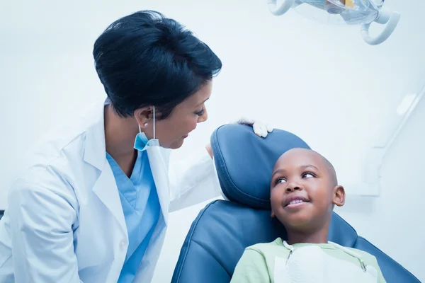 Dentista femminile esaminando i denti dei ragazzi — Foto Stock