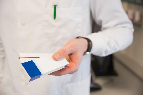 Farmacéutico que contiene cajas de medicamentos —  Fotos de Stock