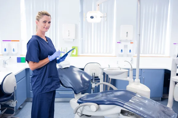 Dentista sonriente que trabaja en la tableta pc — Foto de Stock