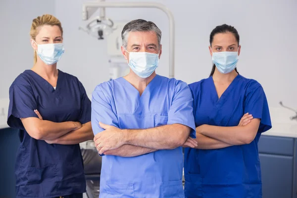 Medewerkers dragen van chirurgische masker — Stockfoto