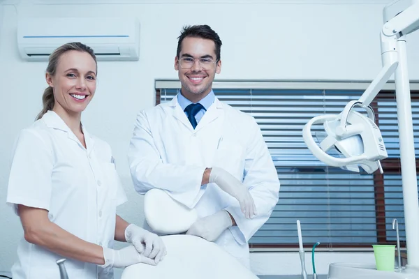 Portret van glimlachen tandartsen — Stockfoto