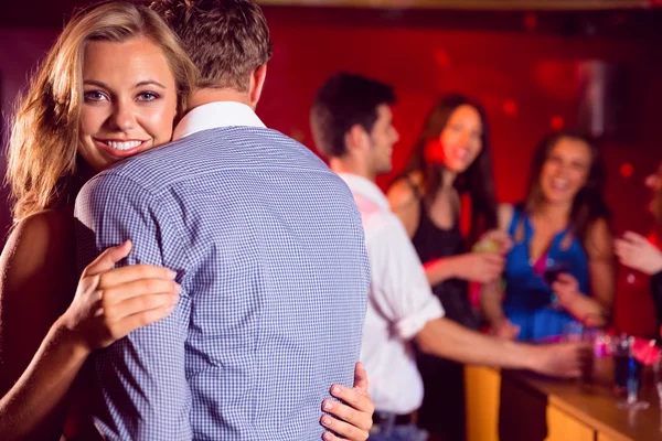 Bonito casal dança lenta juntos — Fotografia de Stock