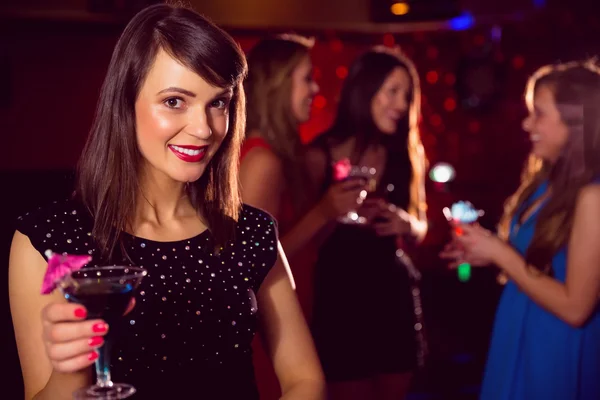 Mooie brunette drinken een cocktail — Stockfoto