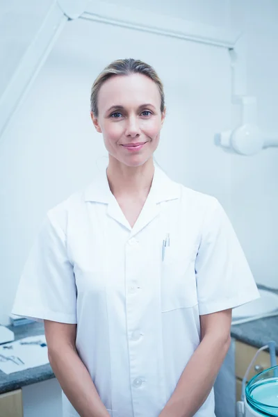 Retrato de una dentista sonriente — Foto de Stock