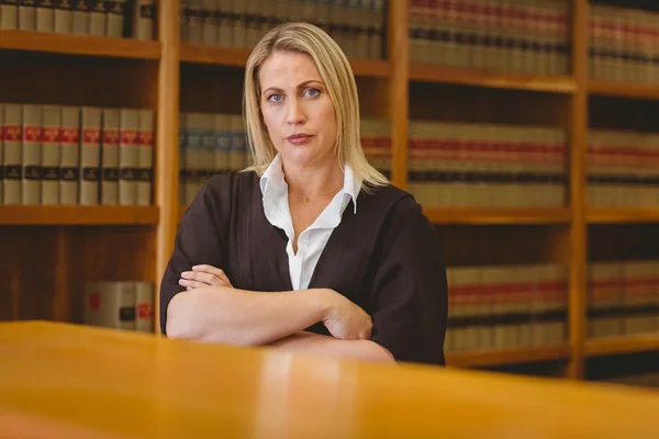 Ernstige advocaat op zoek naar camera met gekruiste armen — Stockfoto