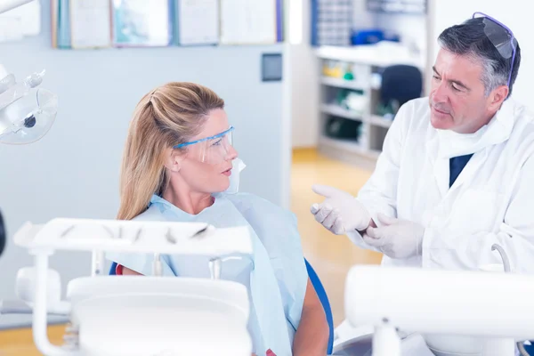 Dentista che parla con il suo paziente — Foto Stock