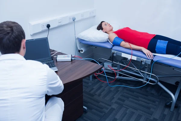 Läkaren kontrollerar blodtryck av kvinna — Stockfoto