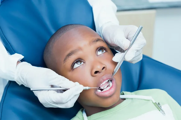 Close up de menino ter seus dentes examinados — Fotografia de Stock