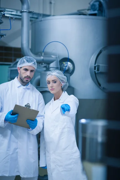 Técnicos alimentarios trabajando juntos — Foto de Stock