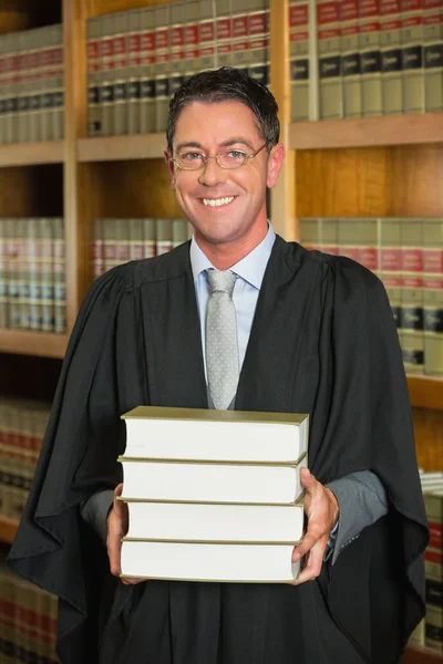 Адвокат тримає книги в юридичній бібліотеці — стокове фото
