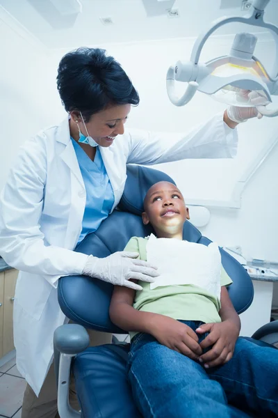 Female dentist examining boys teeth — Stock Photo, Image