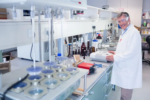 Scientist carrying out an experiment looking — Stock Photo, Image