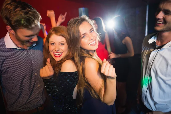 Amigos felices divirtiéndose juntos — Foto de Stock