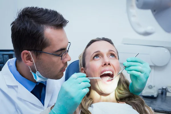 Zahnarzt untersucht Zähne junger Frauen — Stockfoto