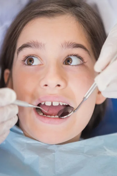 Dentista con esploratore dentale e specchio angolato — Foto Stock