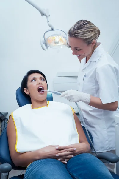 Female dentist examining womans teeth — Stock Photo, Image