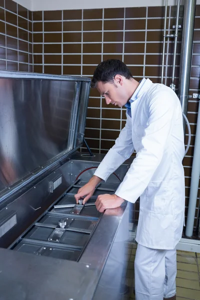 Focused brewer working at machine — Stock Photo, Image