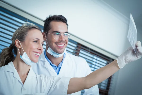 Dentists looking at x-ray — Stock Photo, Image