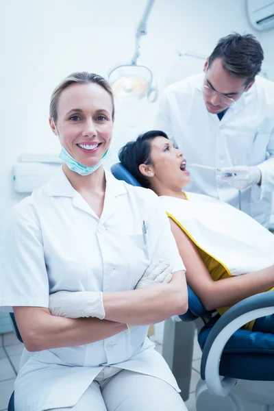 Dentista maschio con assistente — Foto Stock