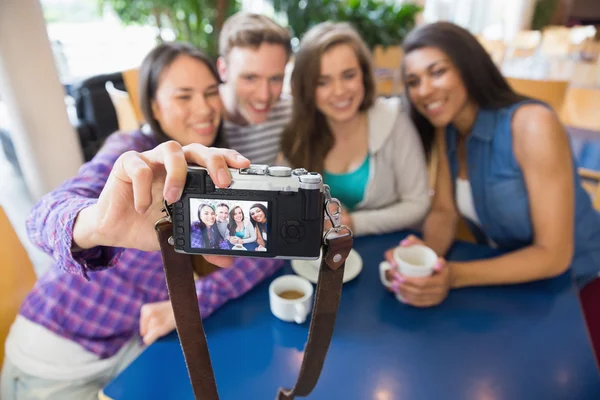 Jeunes étudiants prenant un selfie — Photo