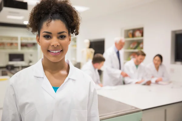 Bastante estudiante de ciencias sonriendo a la cámara — Foto de Stock