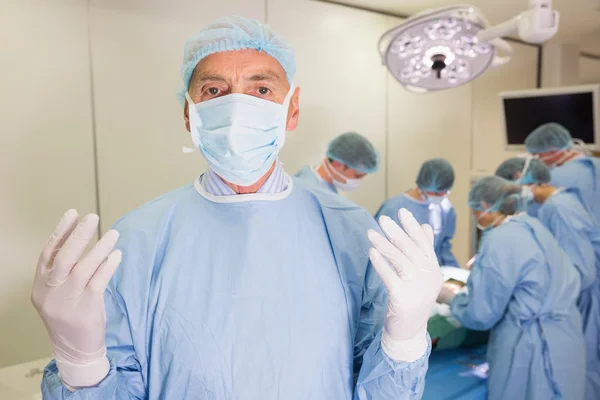 Estudiantes de medicina practicando cirugía en modelo —  Fotos de Stock