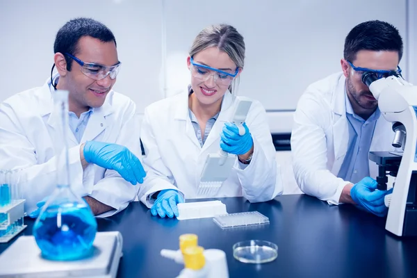 Estudiantes de ciencias trabajando juntos en el laboratorio — Foto de Stock