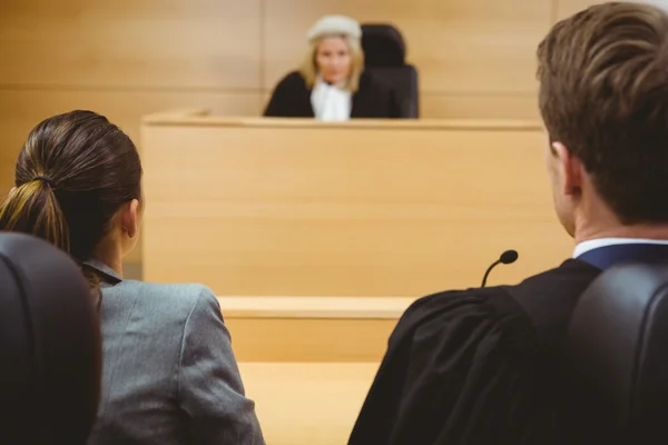 Juiz falando com advogados para tomar uma decisão — Fotografia de Stock